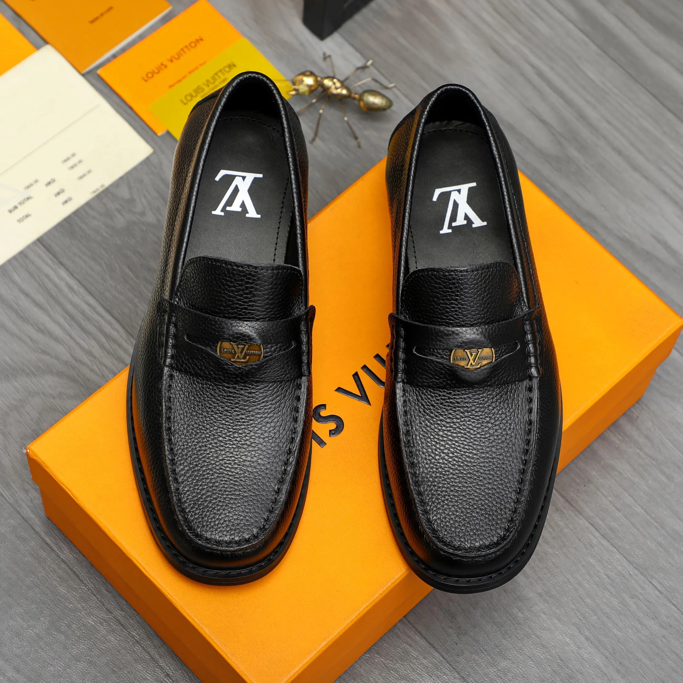 Men's shoes 💰p460 Product trademark: LV (Louis Vuitton) business slip-on leather shoes. Regular size: 38-45 (45 is custom-made and non-returnable) Product materials: Selected pebbled cowhide upper, cowhide lining, original rubber outsole